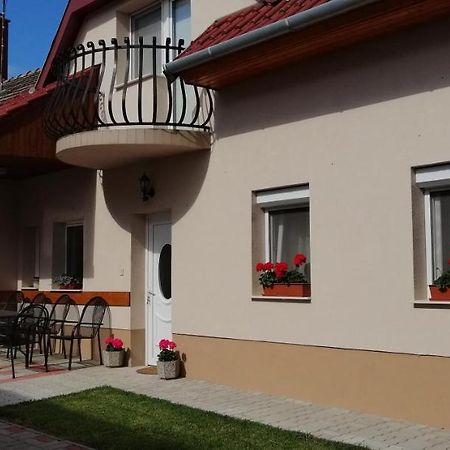 Radek Vendeghaz Es Apartman Halászi Εξωτερικό φωτογραφία