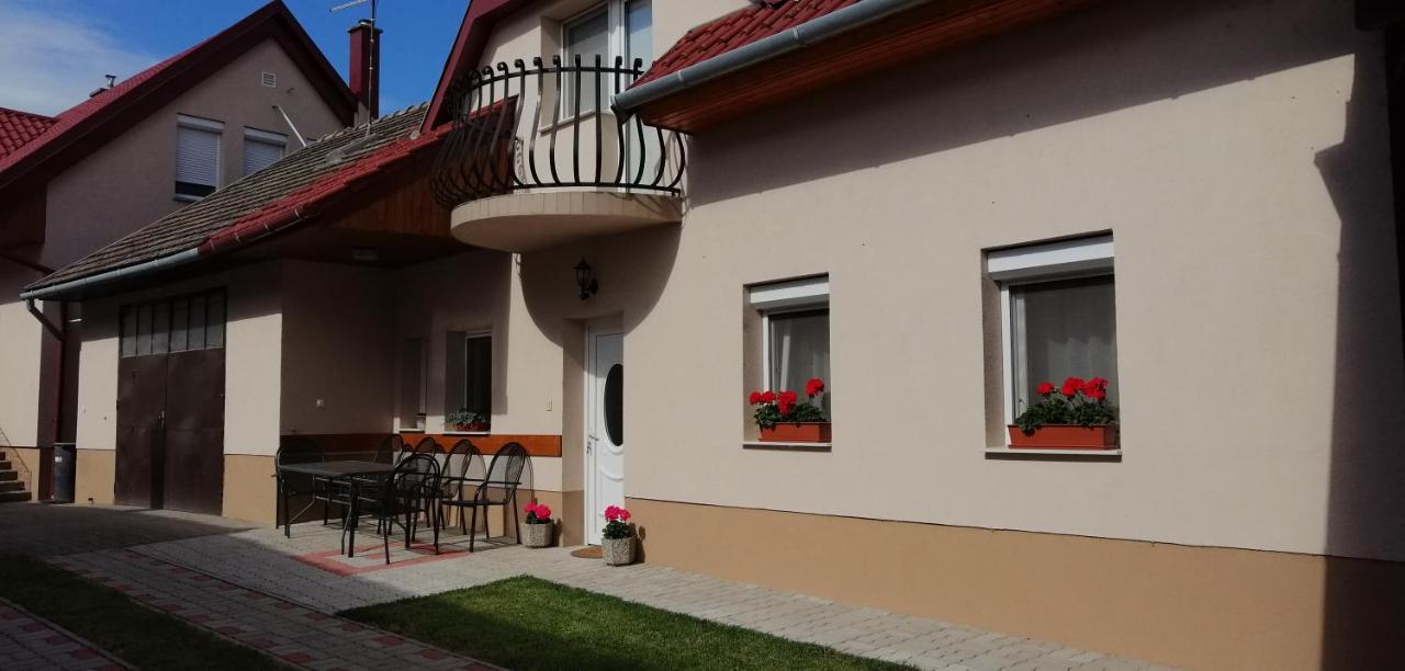 Radek Vendeghaz Es Apartman Halászi Εξωτερικό φωτογραφία