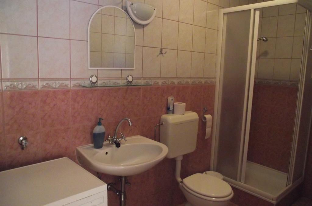 Radek Vendeghaz Es Apartman Halászi Εξωτερικό φωτογραφία